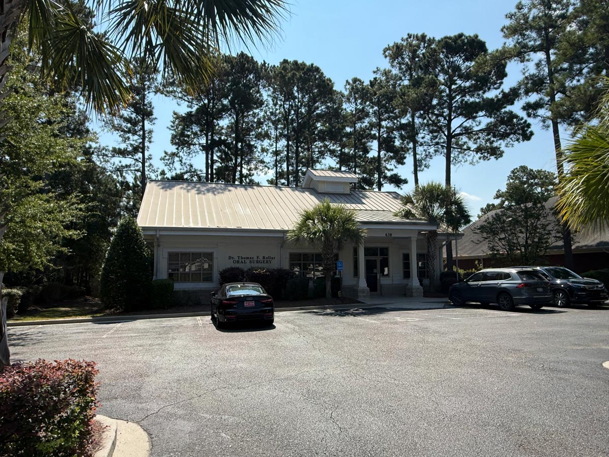 office and exterior parking at Rollar Oral Surgery in Conway, SC